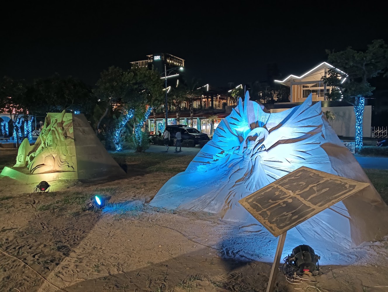 夜間點燈沙雕展與彩色燈光