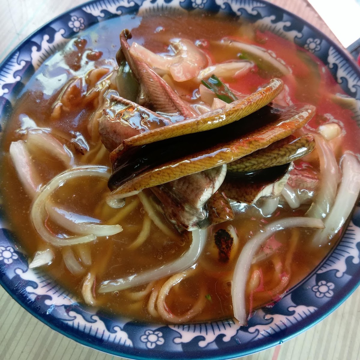 仙湖休閒農場烏龍麵,深藍花紋碗盛裝,麵條搭配魚片