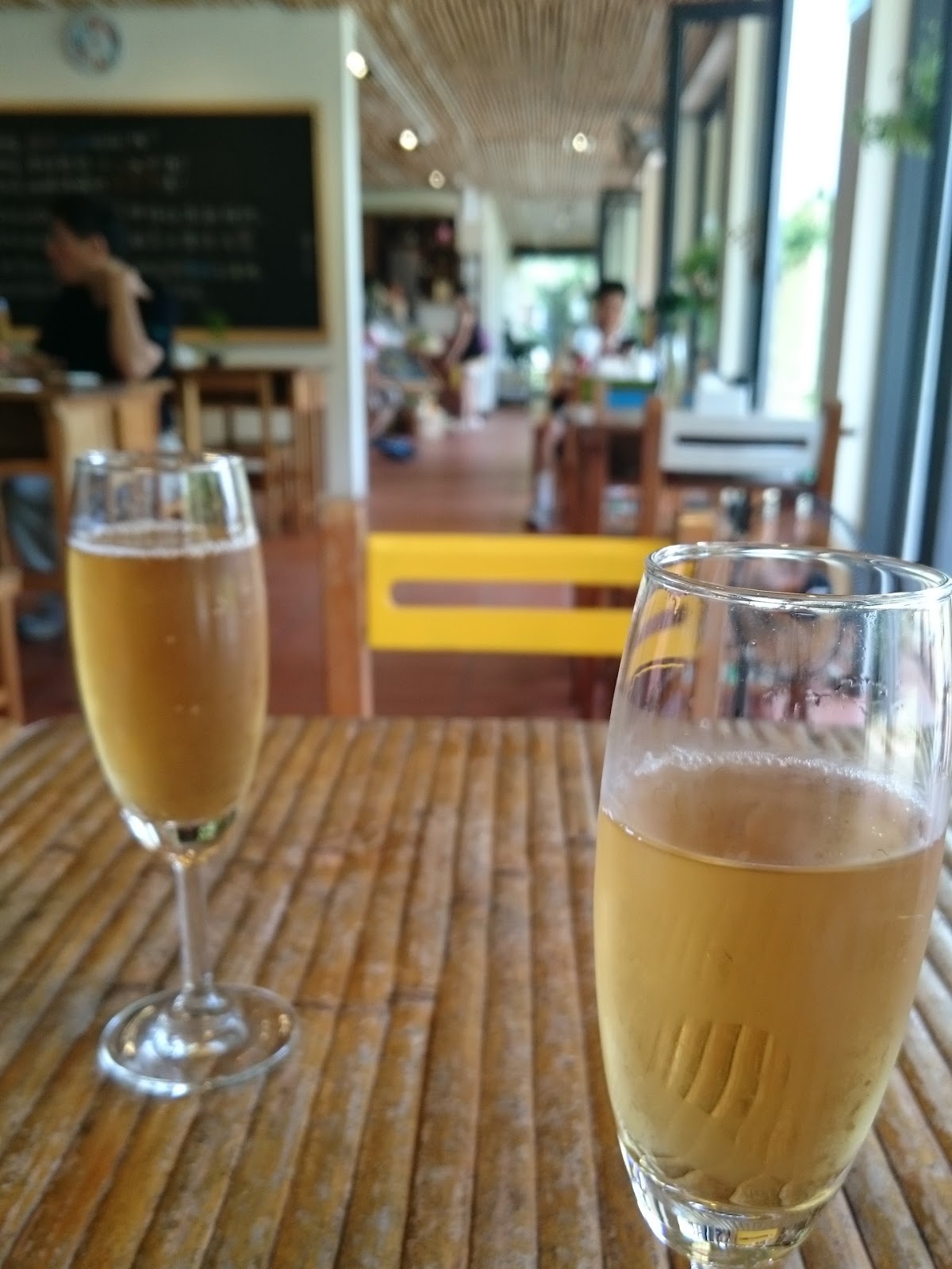 大山背人文生態館戶外露台，竹編天花板下擺放氣泡飲料，遠眺山景