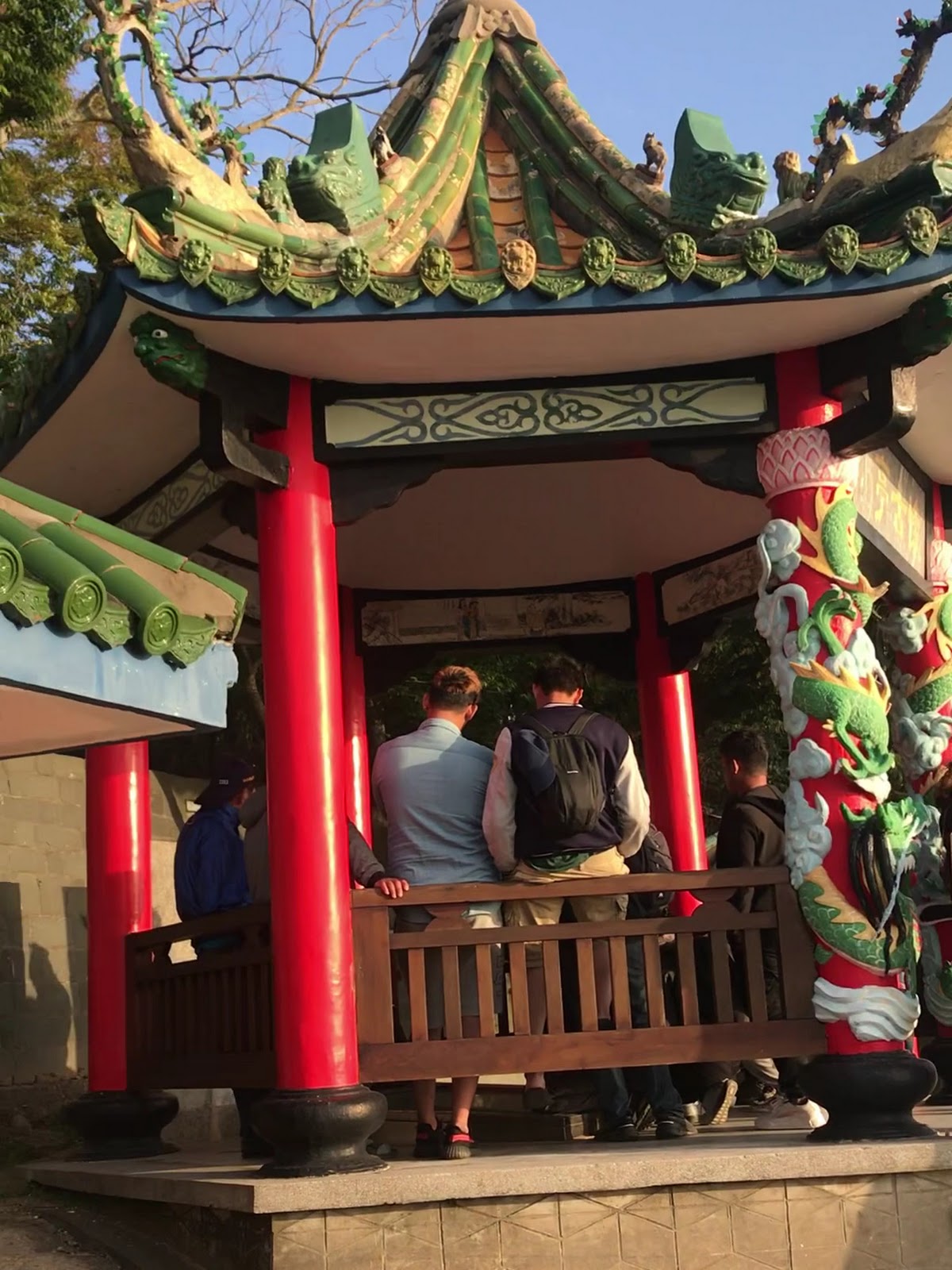 大埔石刻涼亭內部，遊客近觀石碑