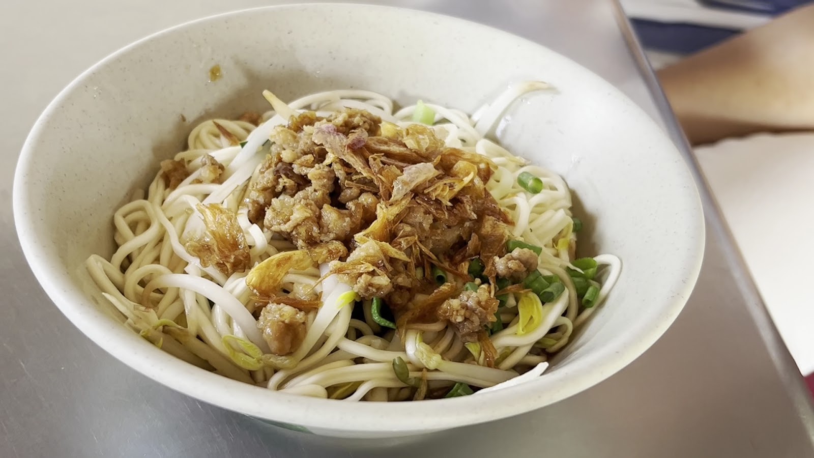 伯公麵店麻醬麵，撒上油蔥酥