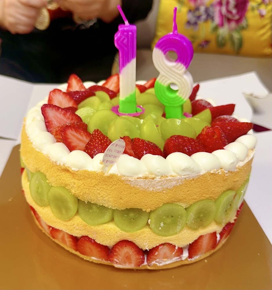艾格伊18歲生日蛋糕,搭配草莓與綠葡萄裝飾