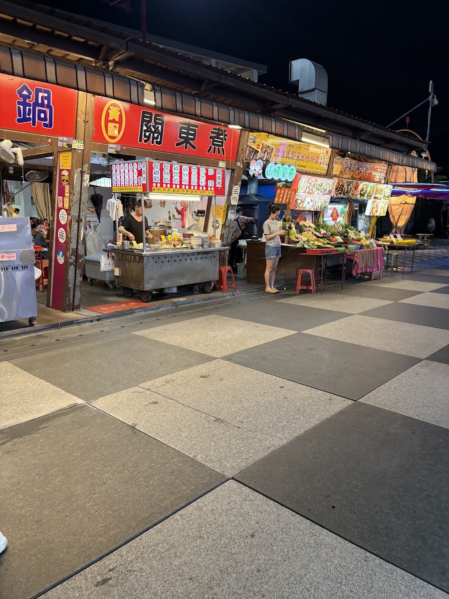 花蓮東大門夜市關東煮攤位,鮮紅大招牌