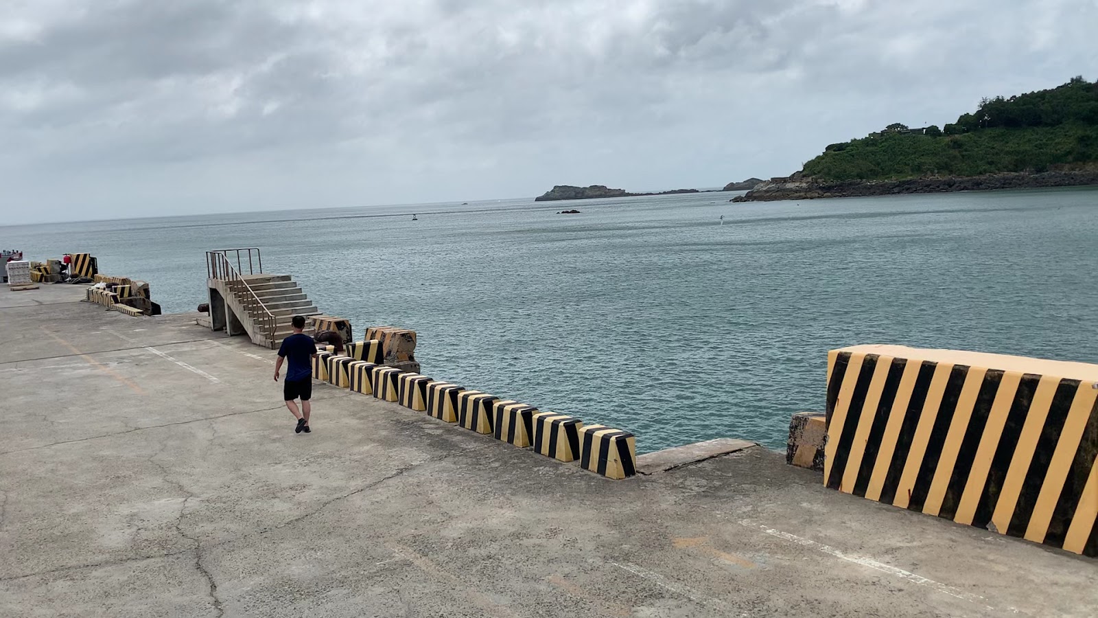 青帆港消波塊步道，一位旅人在步道上散步的剪影