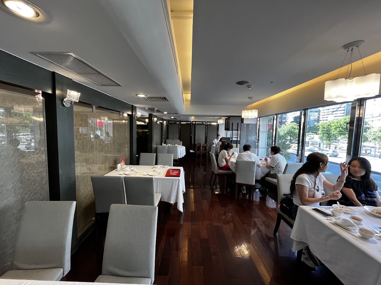 欣葉台菜忠孝店採光良好的室內座位區