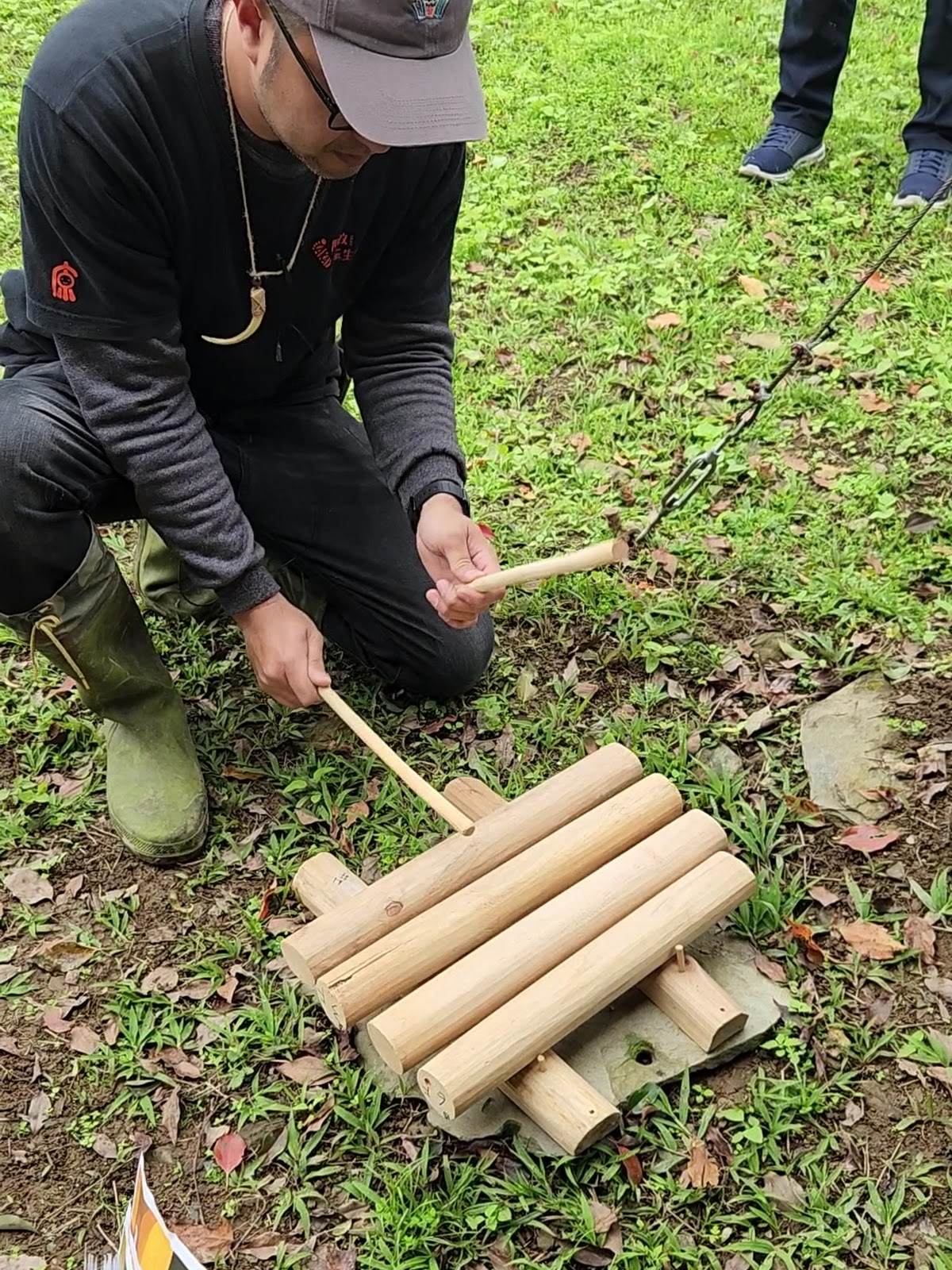 教練示範竹筒鑽木取火傳統技法