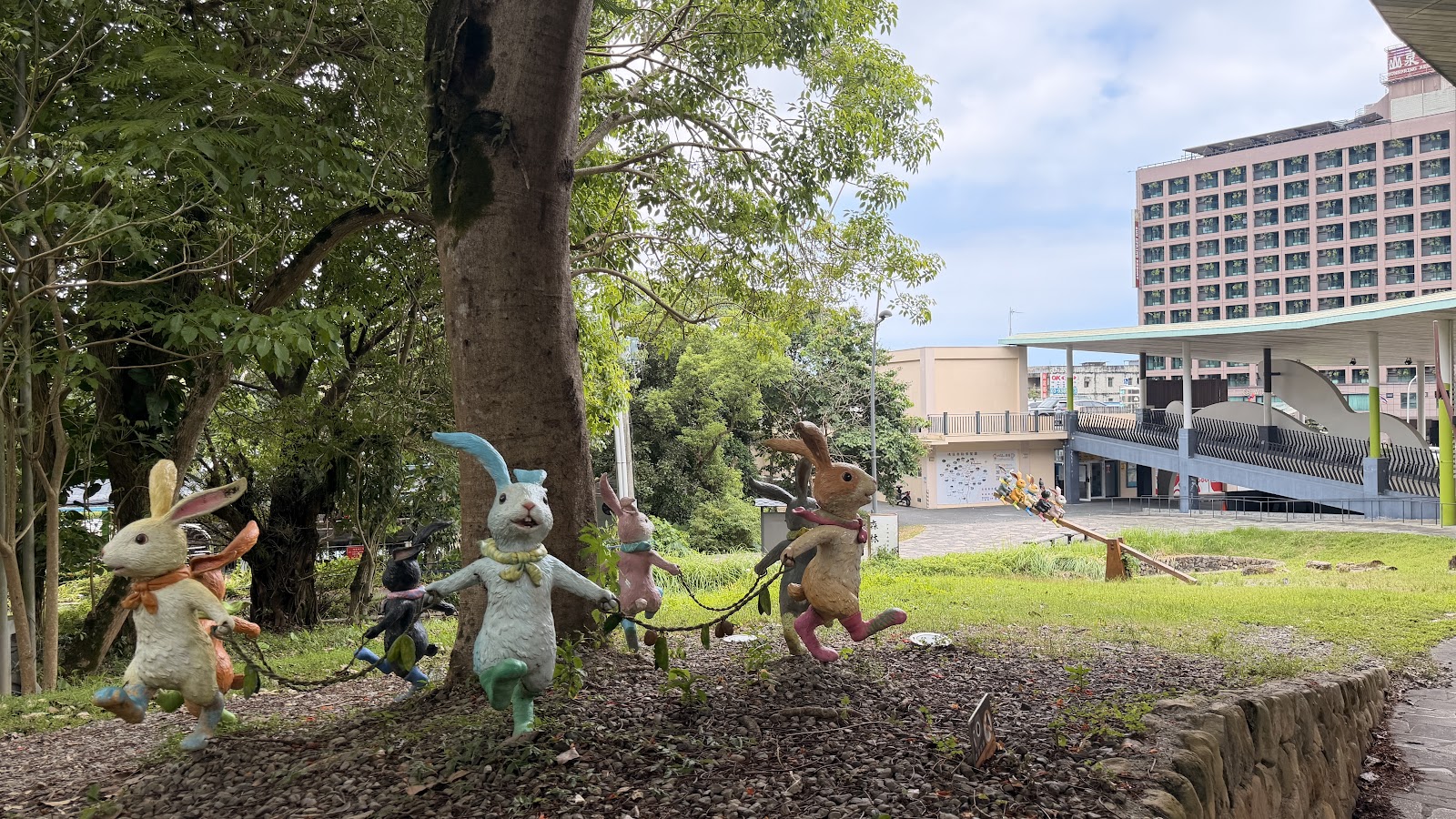 礁溪溫泉公園兔子主題雕像群廣角全景打卡宜蘭
