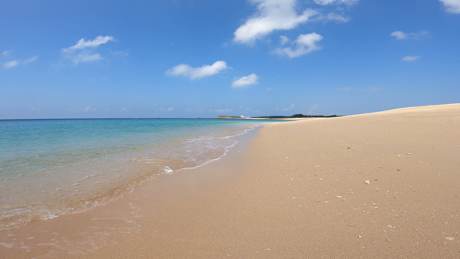 吉貝沙尾地面視角金沙灘清澈海水遠景小島