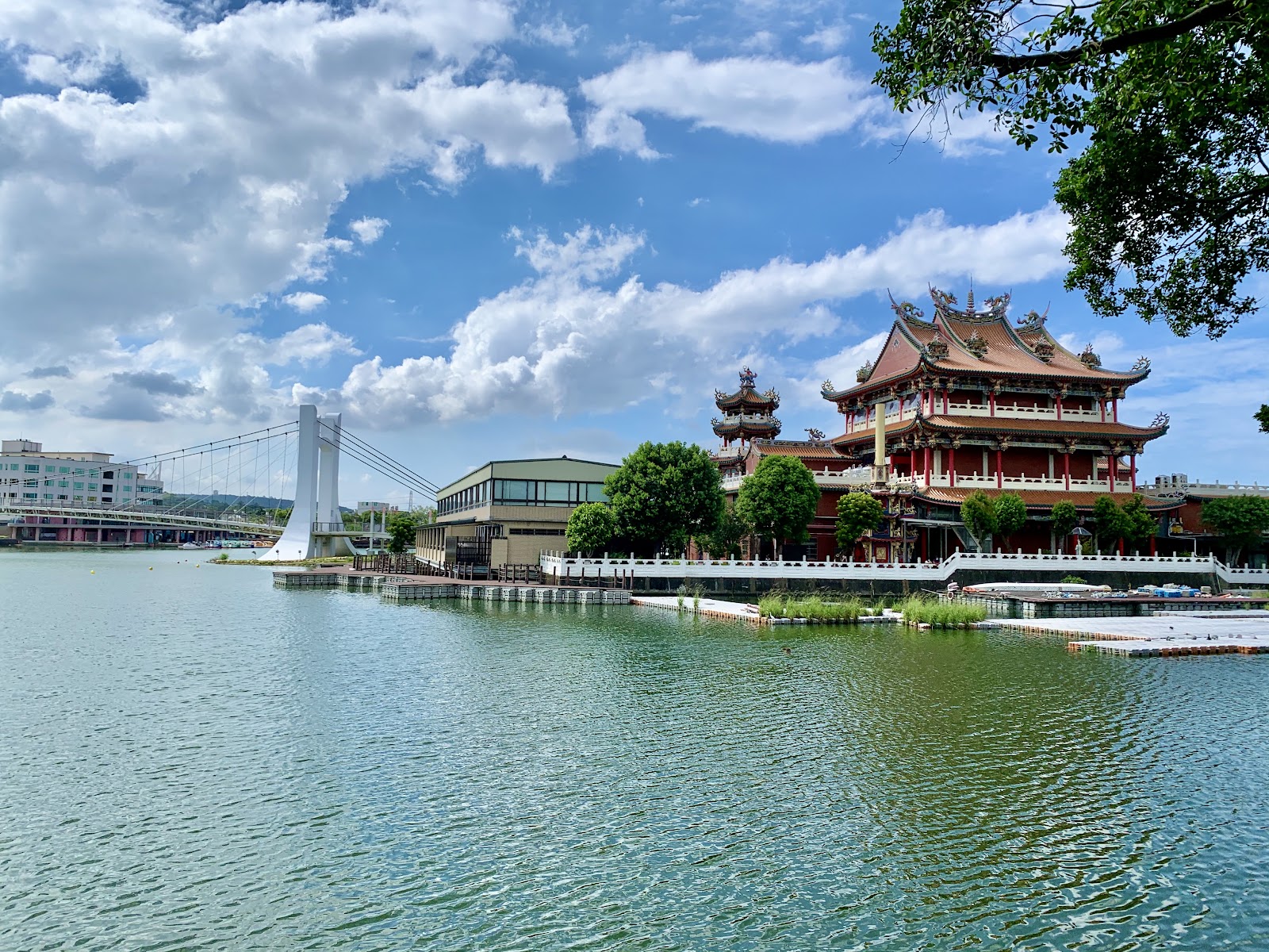 龍潭大池湖景與南天宮遠景全貌