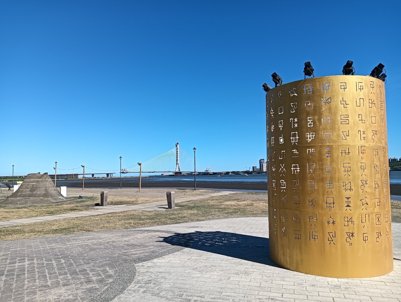河岸廣場金色圓柱裝置藝術與橋景
