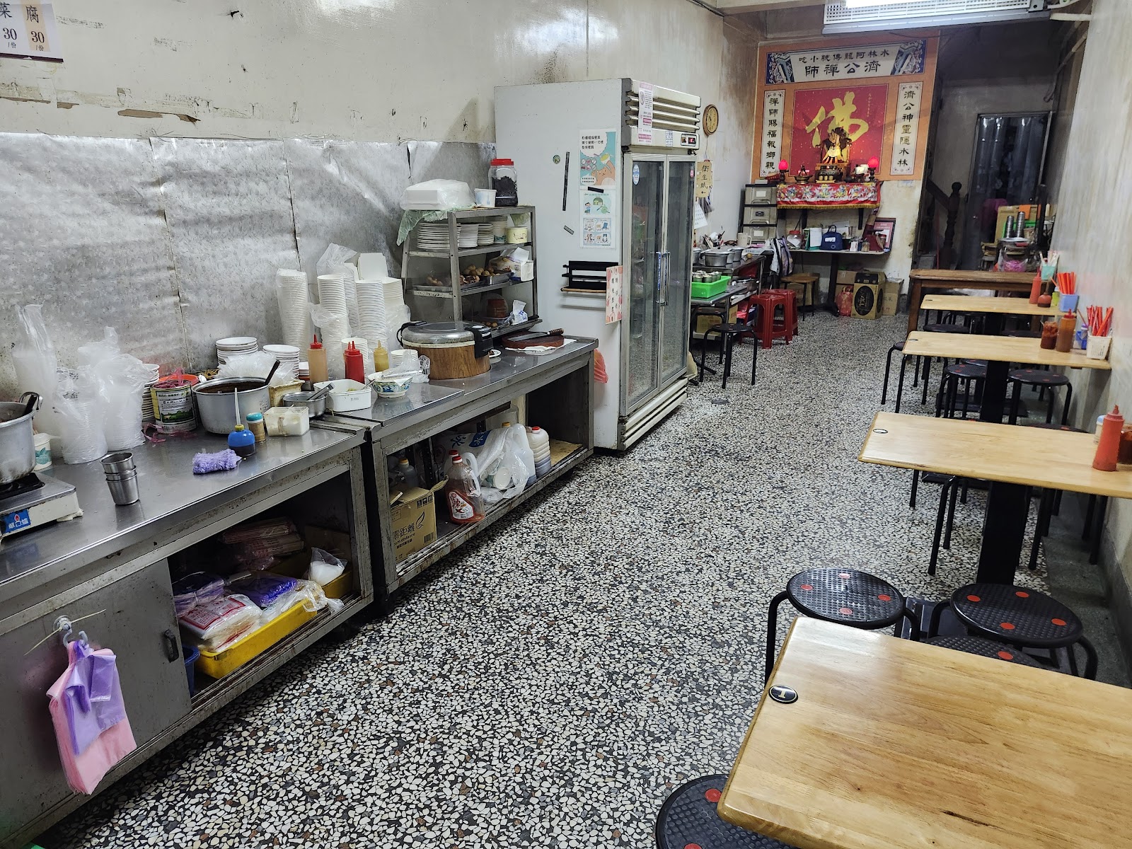阿龍傳統小吃 店內用餐座位區