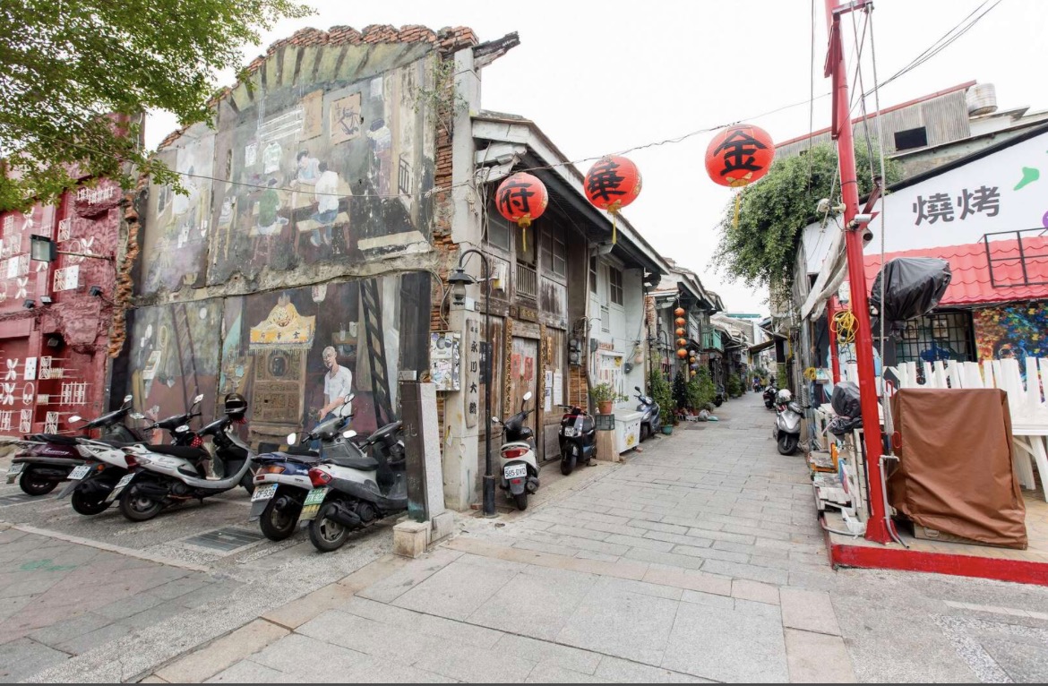台南海安路藝術街白天街景與壁畫