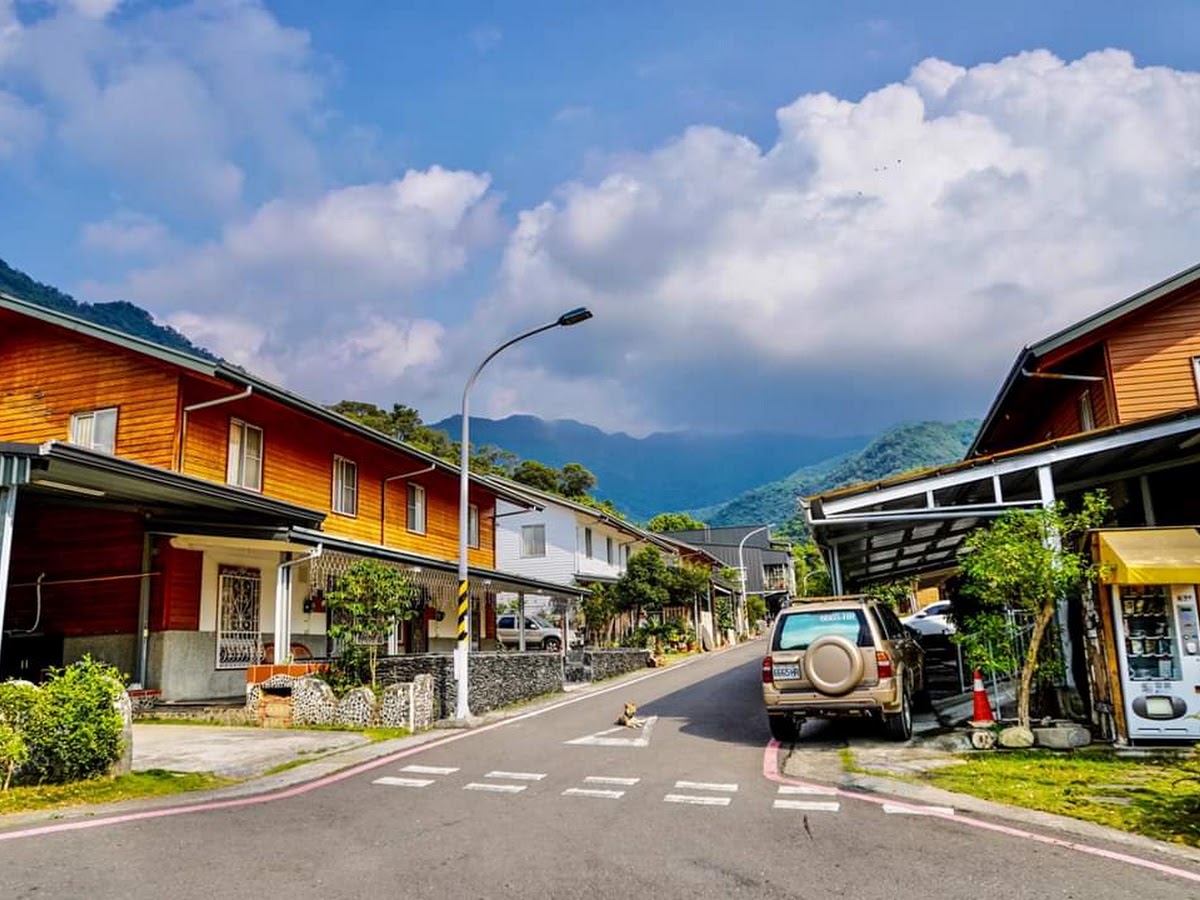 禮納里部落沿街住宅，屋簷造型融合傳統與現代，遠方山巒環抱，屏東瑪家鄉景點