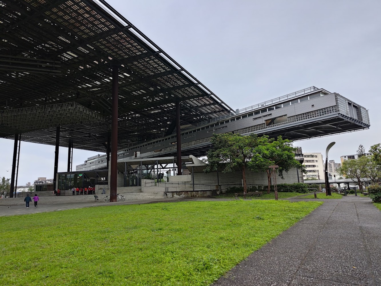 羅東文化工場懸空建築與草地景觀