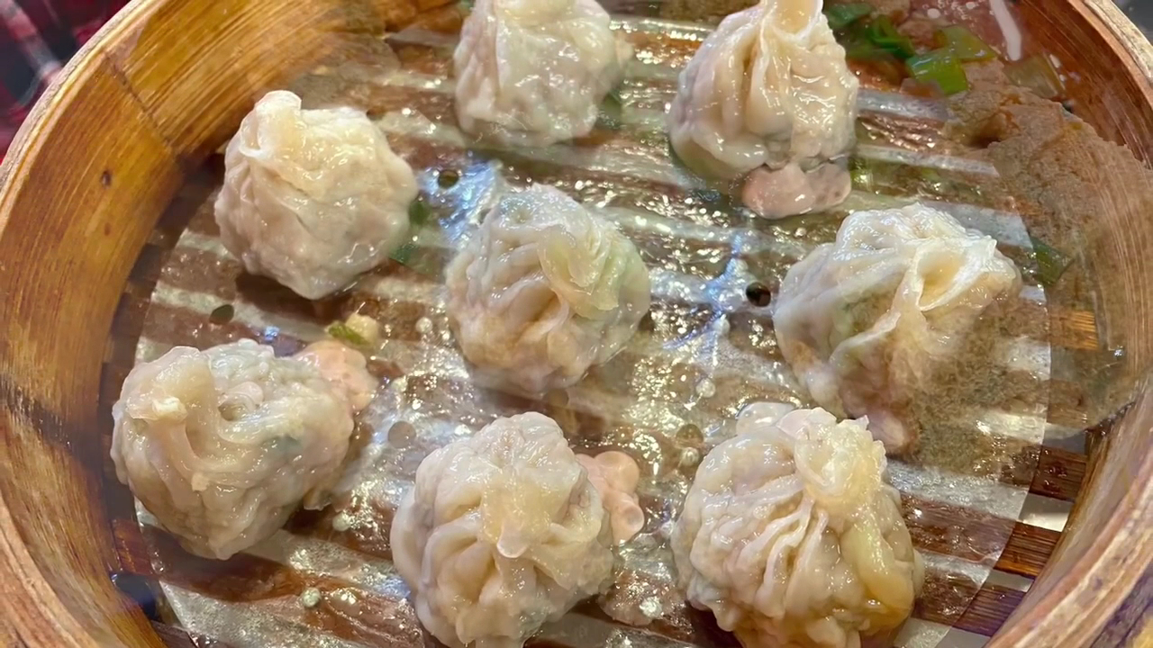 竹蒸籠裡的晶瑩蝦餃近拍,皮薄餡飽