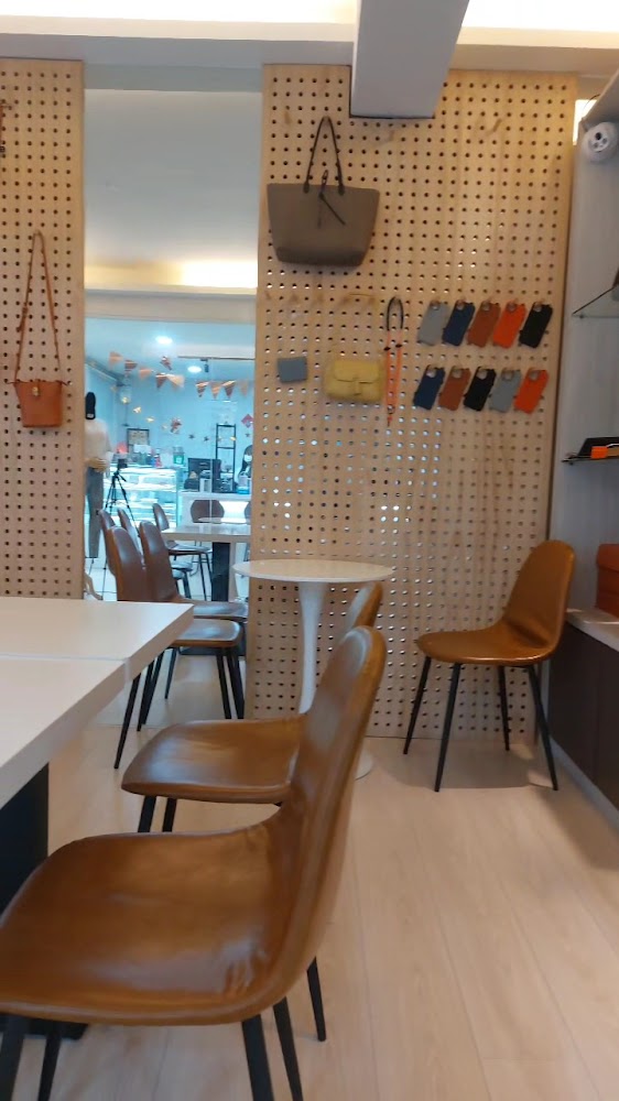 Chin coffee 室內皮件展示牆與座位