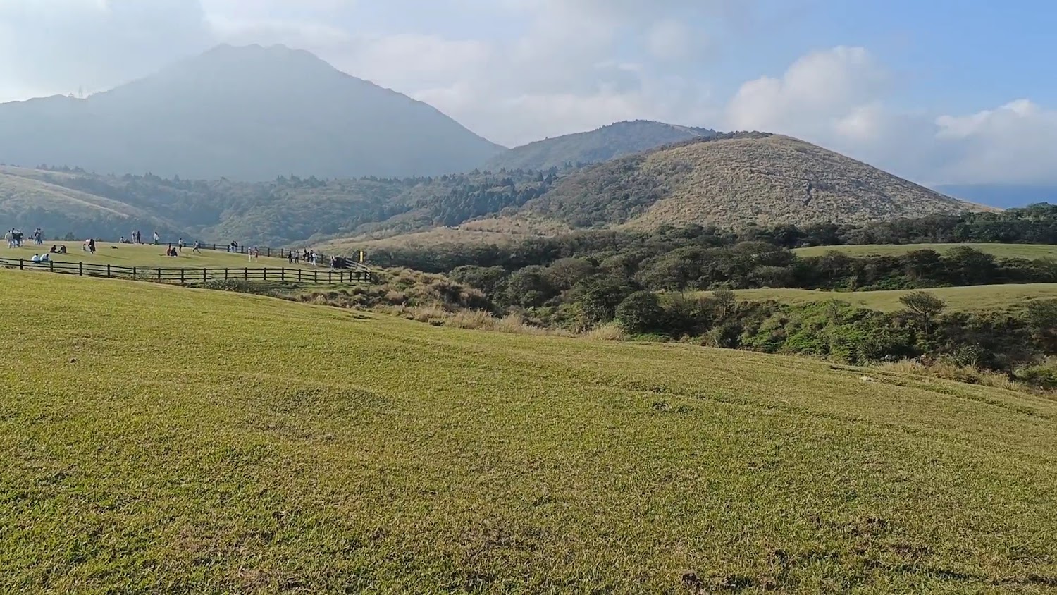 寬廣綠色草原與遠方山巒藍天