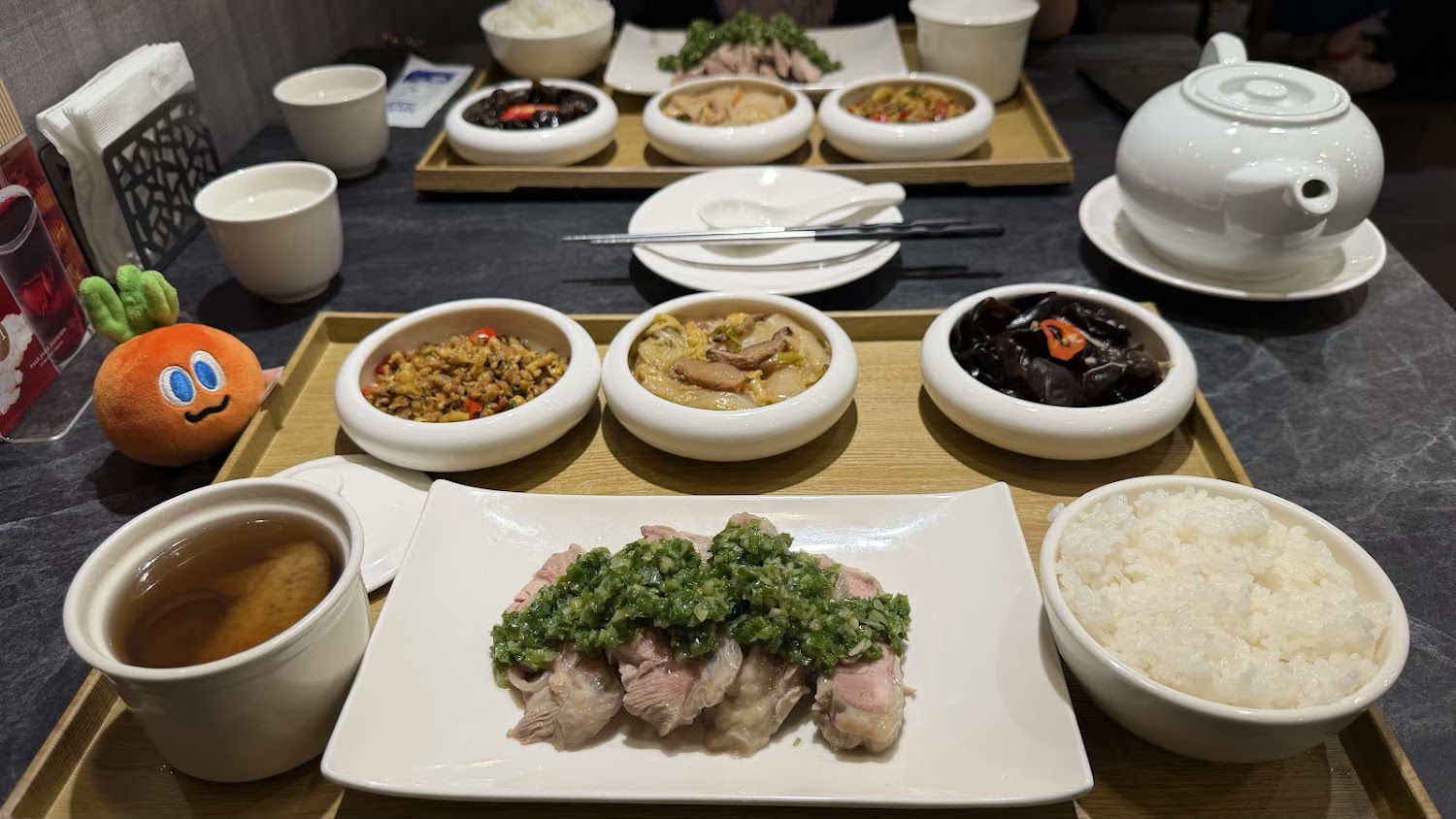 白玉樓經典台菜台北店蔥油雞套餐與茶具