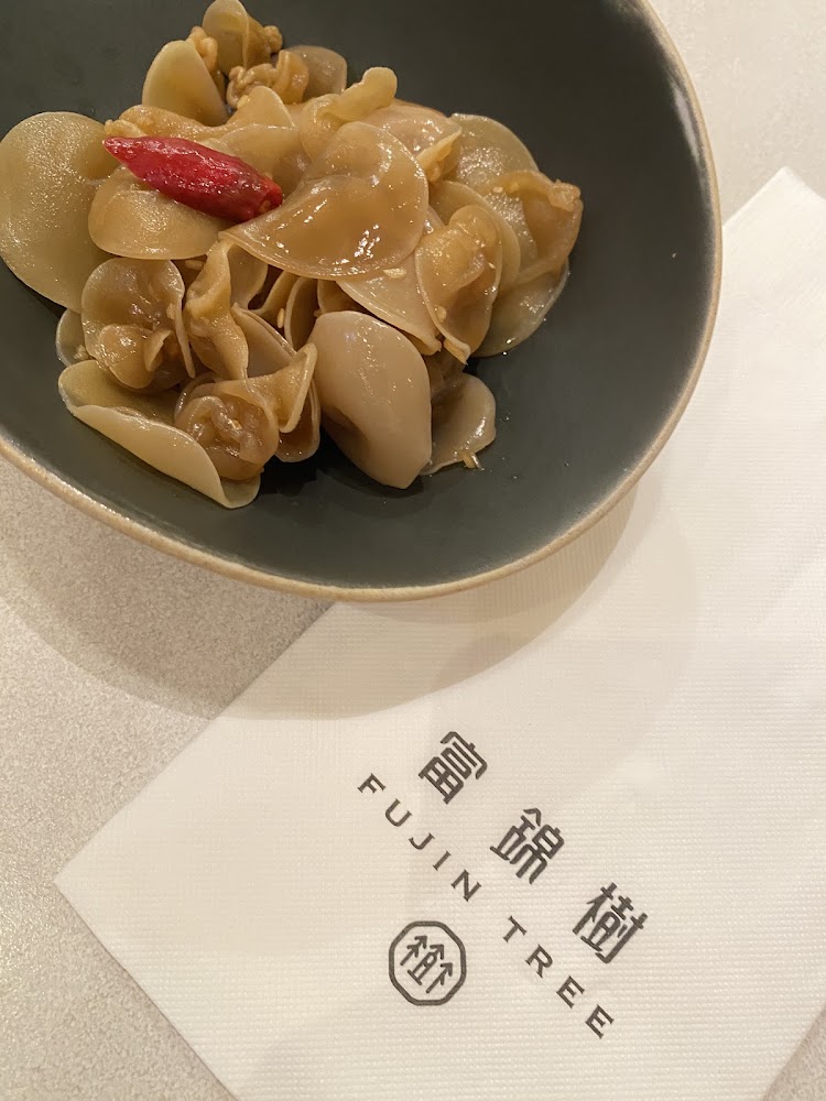 涼拌海蜇頭上放有紅辣椒,旁邊可見富錦樹餐巾紙