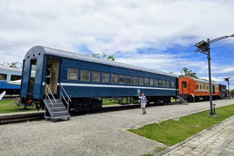 潮州鐵道園區退役三色車廂靜態展示，藍色橘色復興號車廂停放於鐵軌上