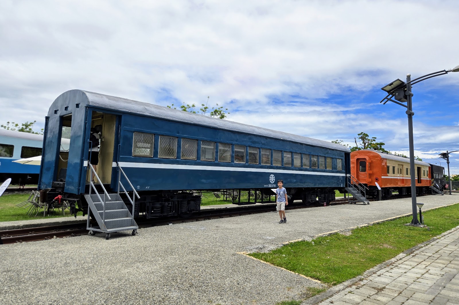 潮州鐵道園區退役三色車廂靜態展示，藍色橘色復興號車廂停放於鐵軌上