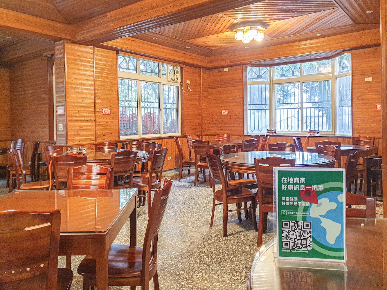 杉木林餐廳室內木質空間