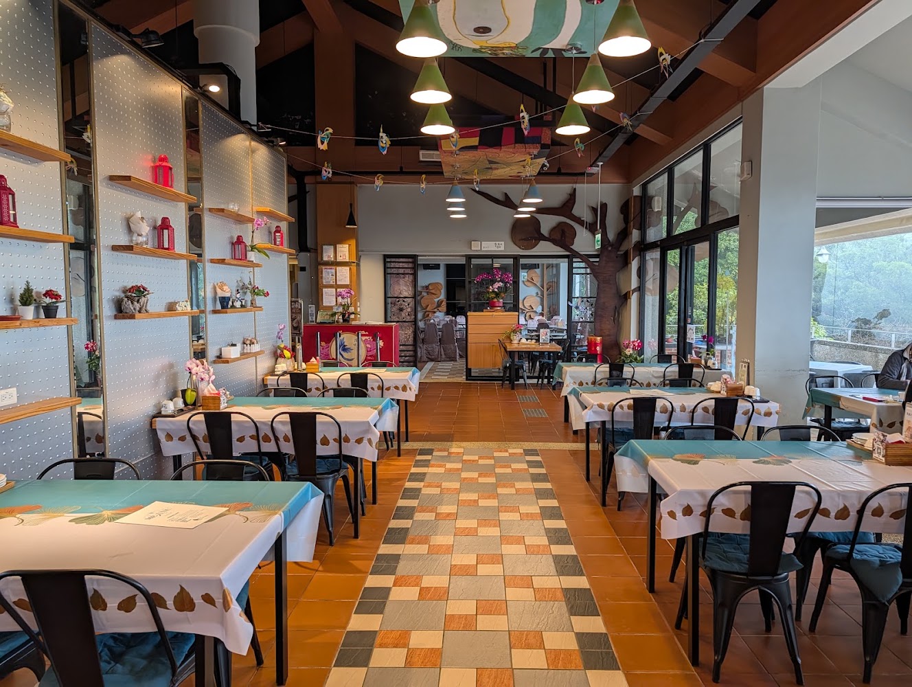 菁艷景觀餐廳溫馨室內用餐空間