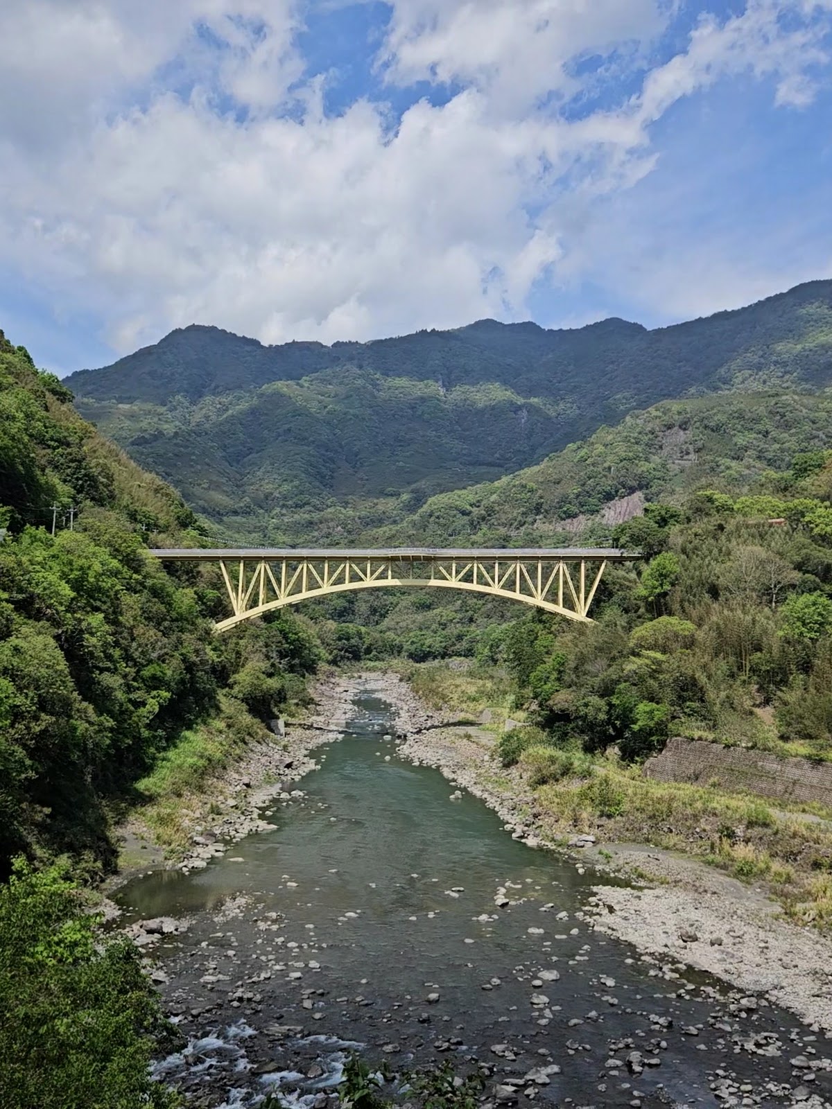 三光大橋俯瞰玉峰溪溪谷山巒層疊景觀
