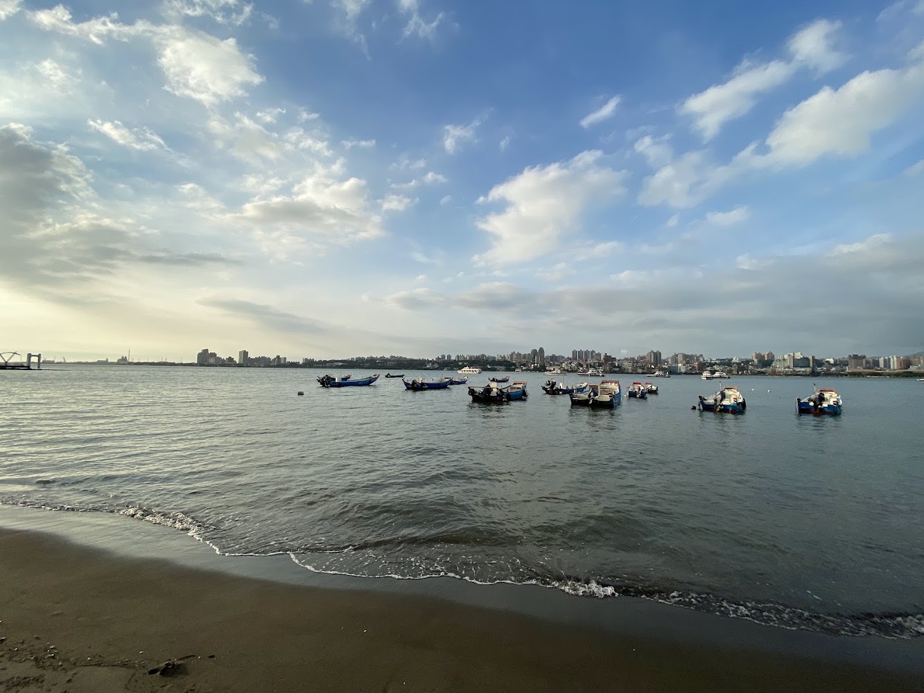 八里渡船頭兒童沙灘與河岸景觀