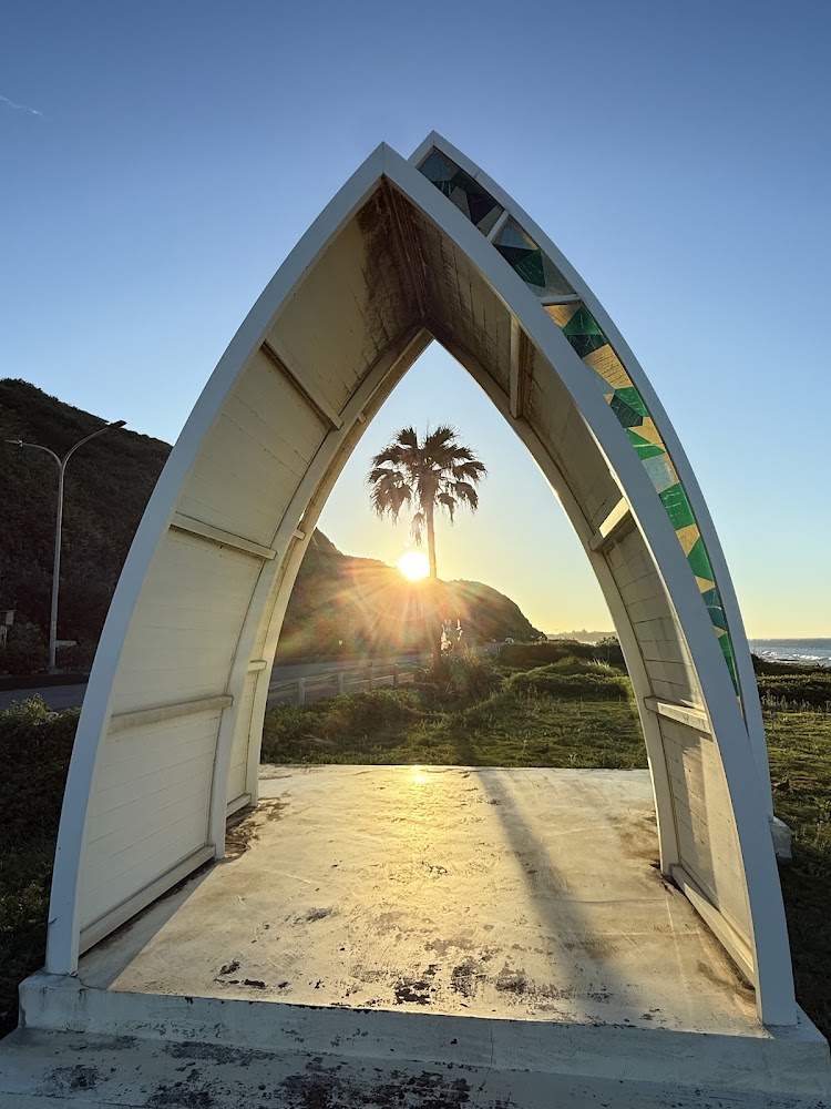 白色拱形建築與夕陽光影