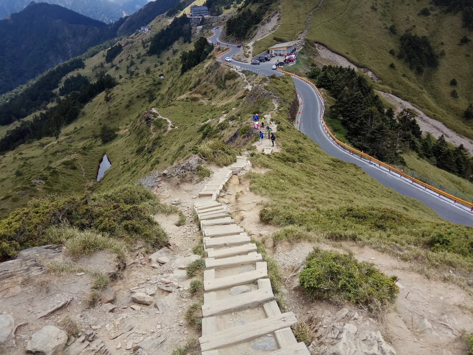 石門山步道視野開闊,能見度好時可遠眺合歡山群峰