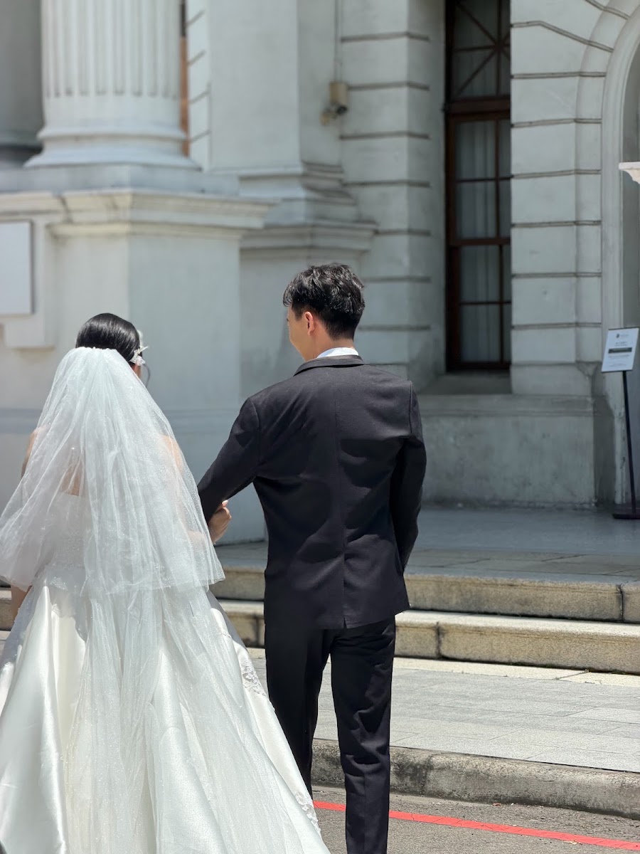 新人在臺中市役所白色柱廊前拍婚紗,台中最美歷史建築打卡點