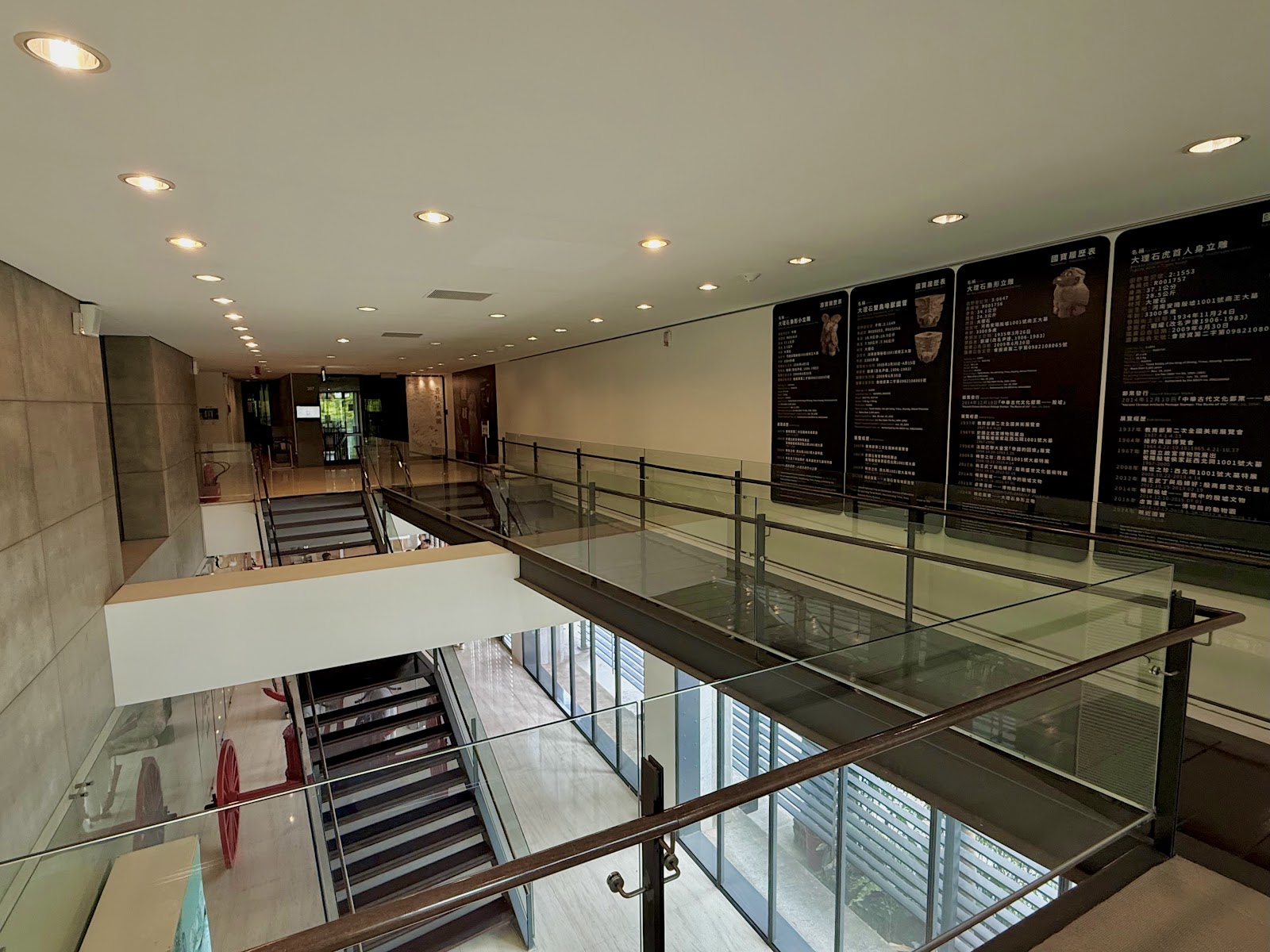 歷史文物陳列館室內迴旋梯玻璃展廳