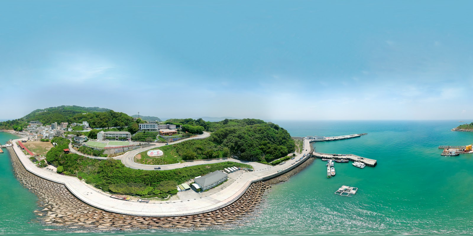 西莒青帆港空拍鳥瞰，港灣與環島公路一覽無遺