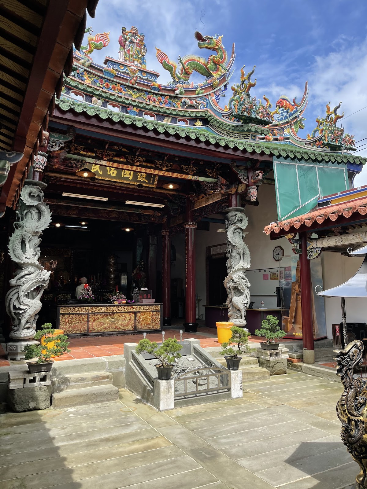 竹山連興宮廟宇正面，莊嚴肅穆的閩南式廟宇外觀與廟門