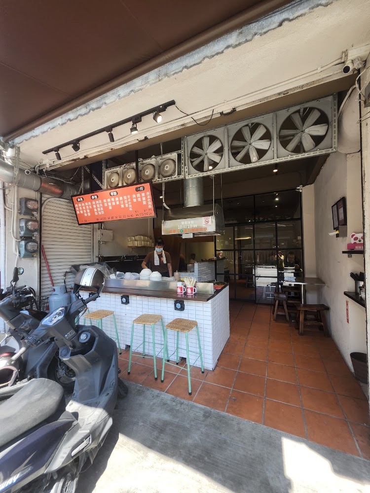 洽肉羹店內空間與吧台