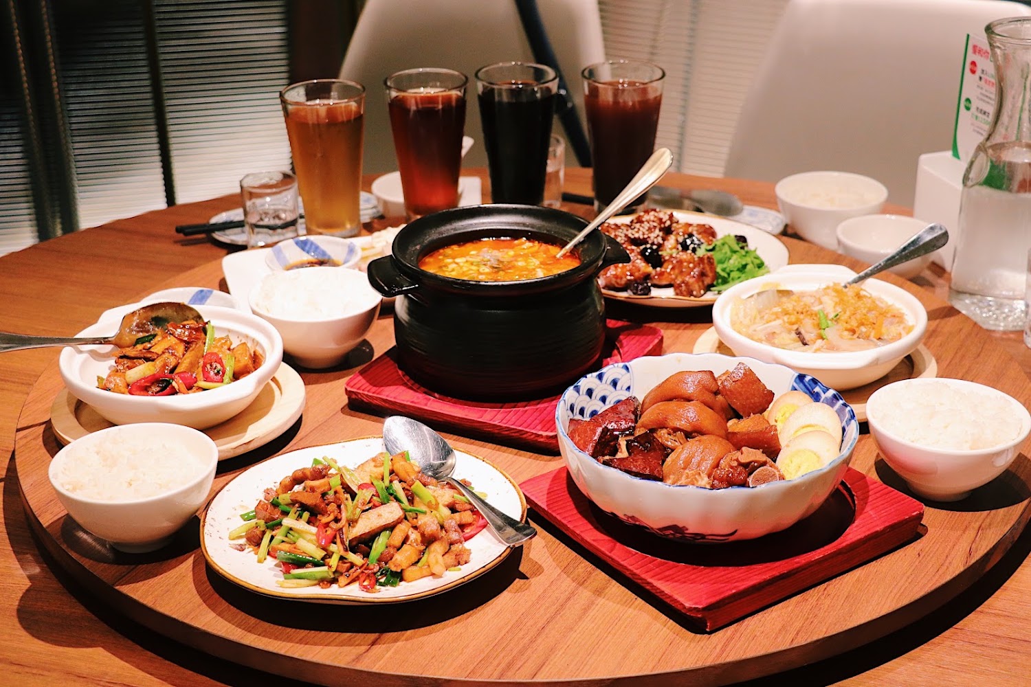 多人聚餐桌菜與白飯