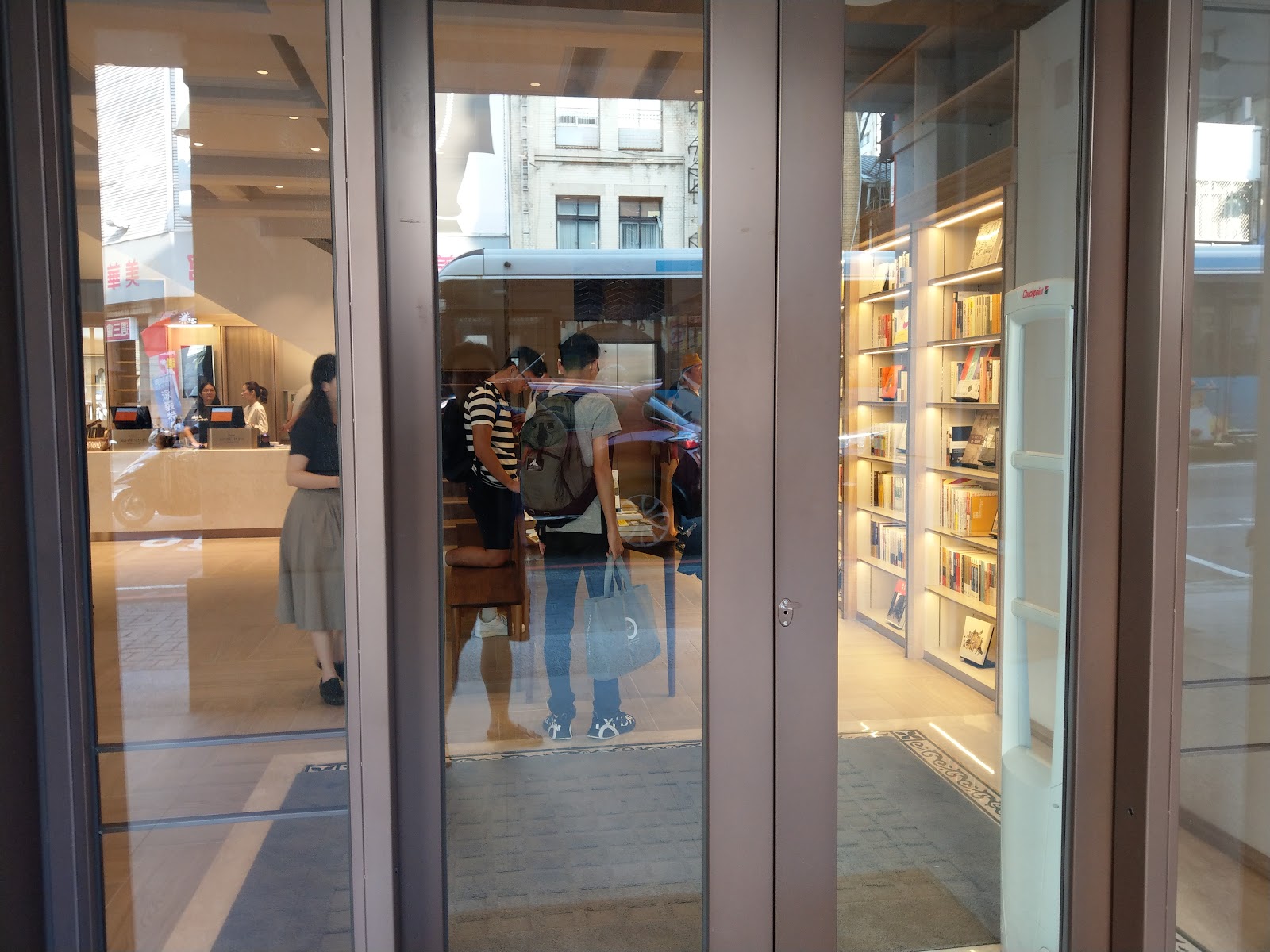 中央書局玻璃大門入口,透過門窗可見室內明亮書架,台中舊城文青景點