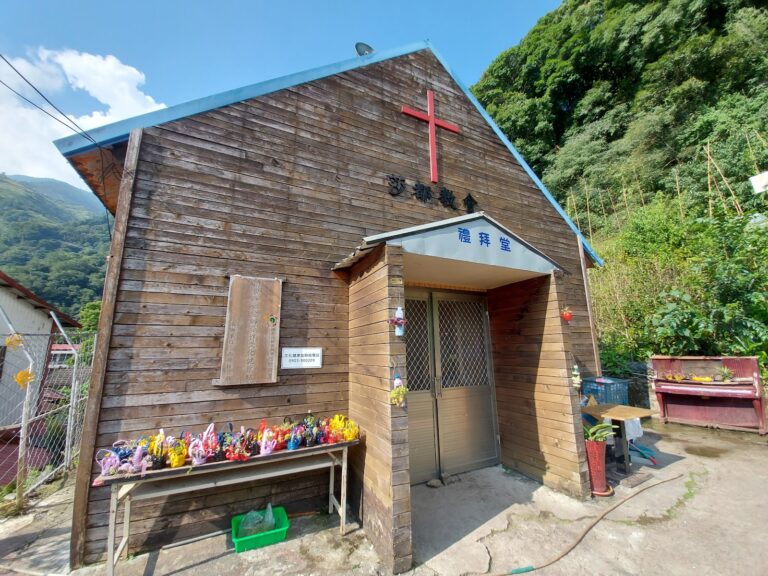 紅香部落木造教堂與力行產業道路山谷景觀