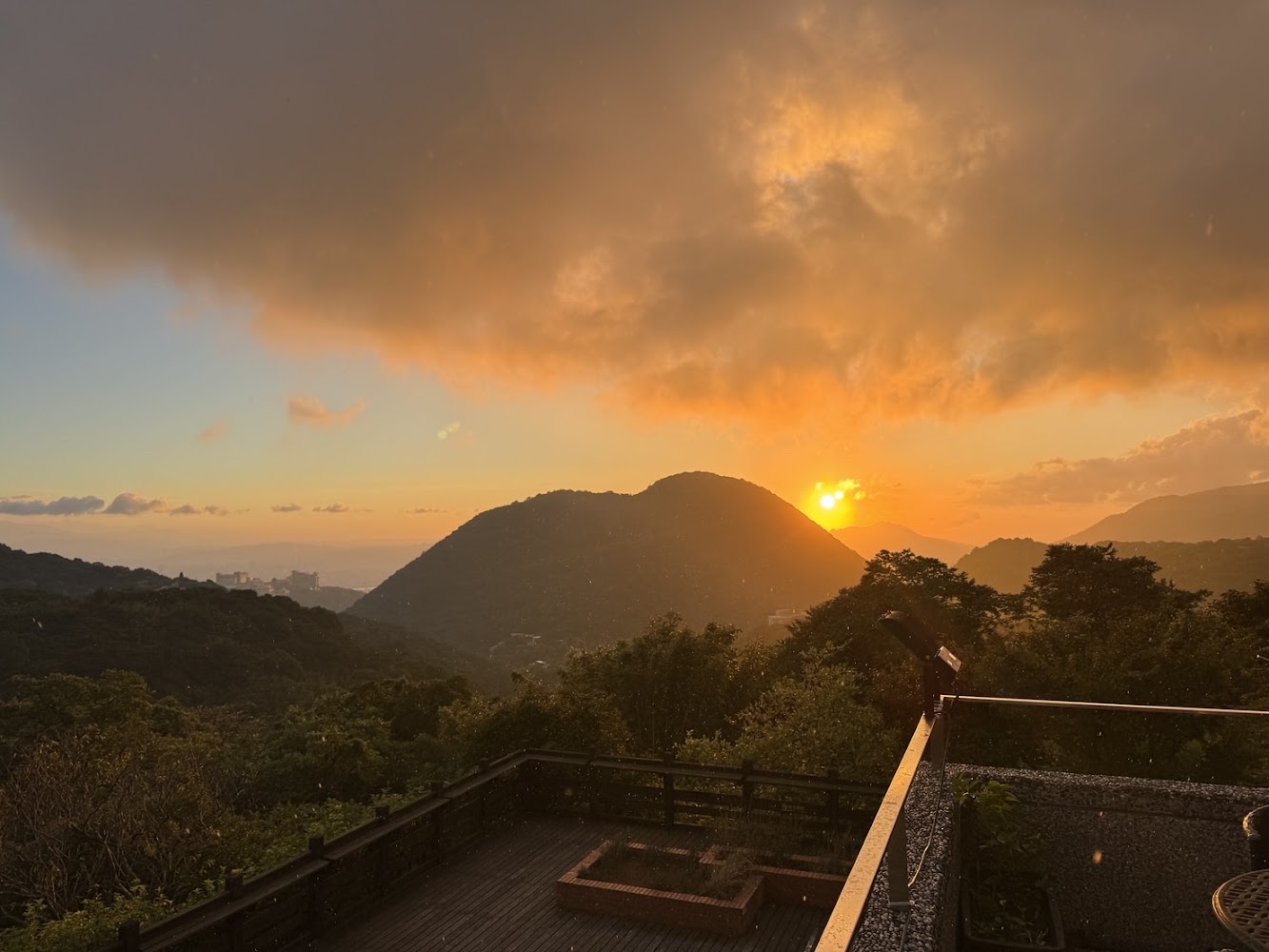 菁艷景觀餐廳夕陽山景