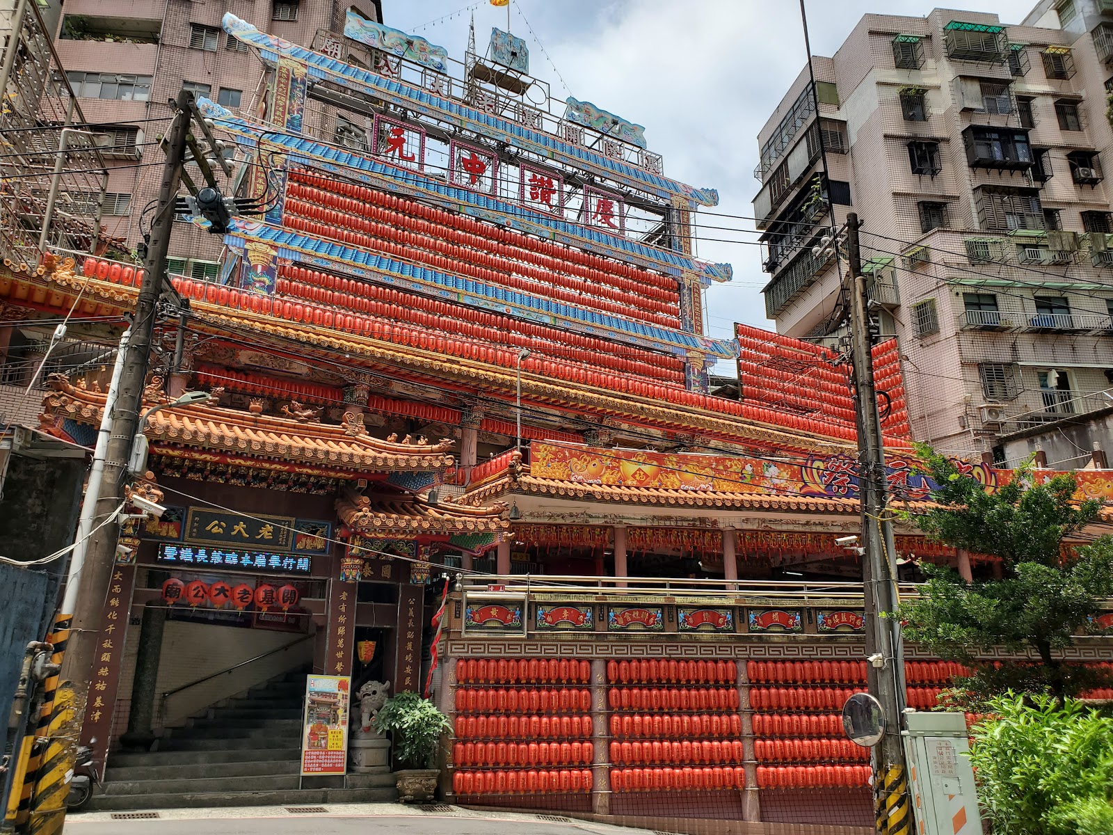 基隆開基老大公廟外觀，整棟建築掛滿密密麻麻的紅色燈籠
