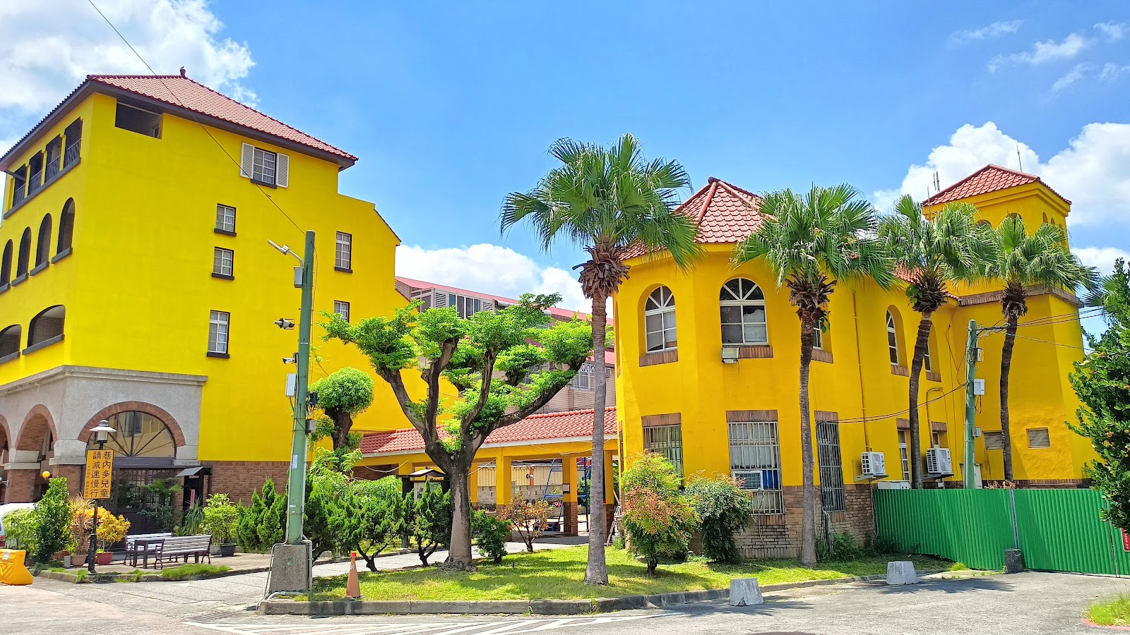 大村櫻花歐洲村鵝黃色地中海風建築