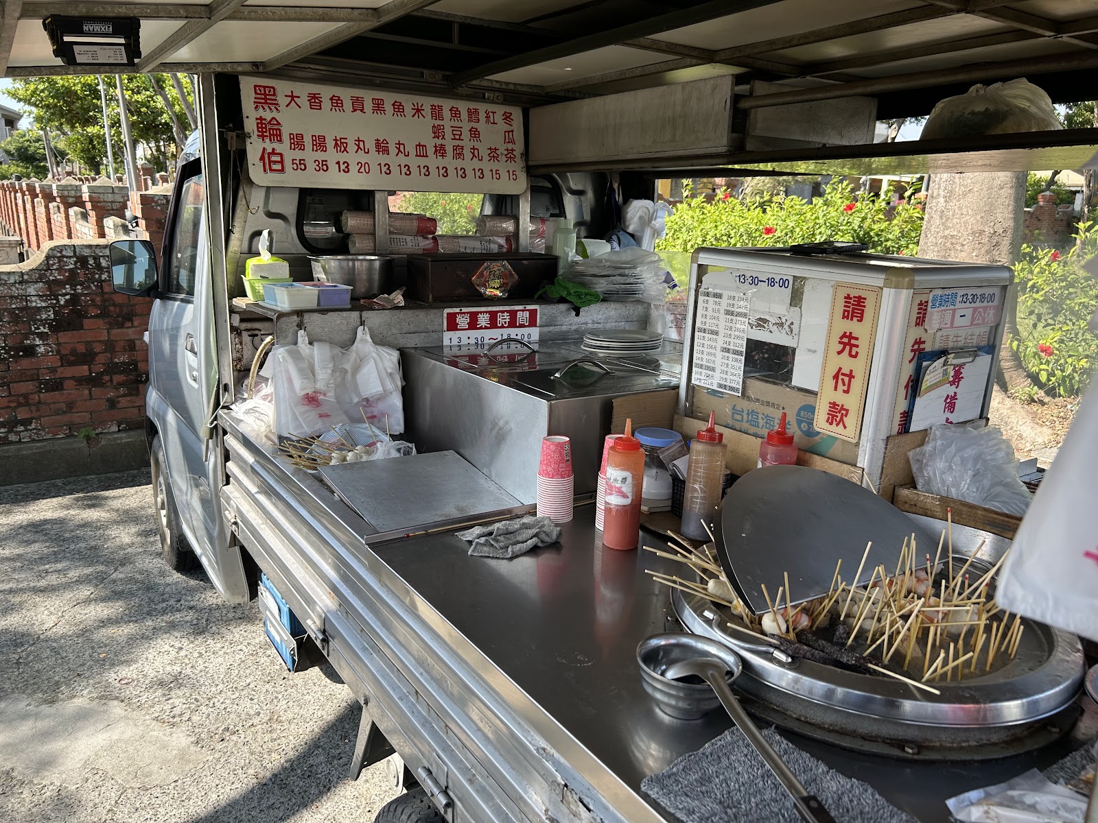 黑輪伯路邊攤車全貌與炊具陳列