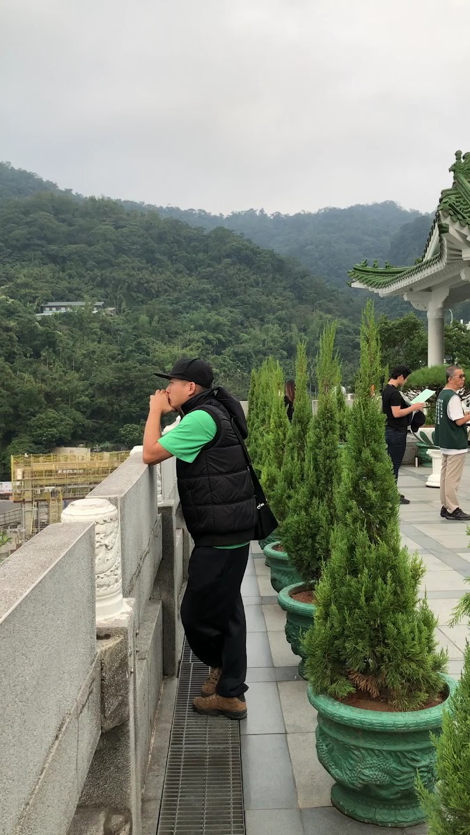 旅客在承天禪寺觀景台憑欄遠眺翠嶺山嵐