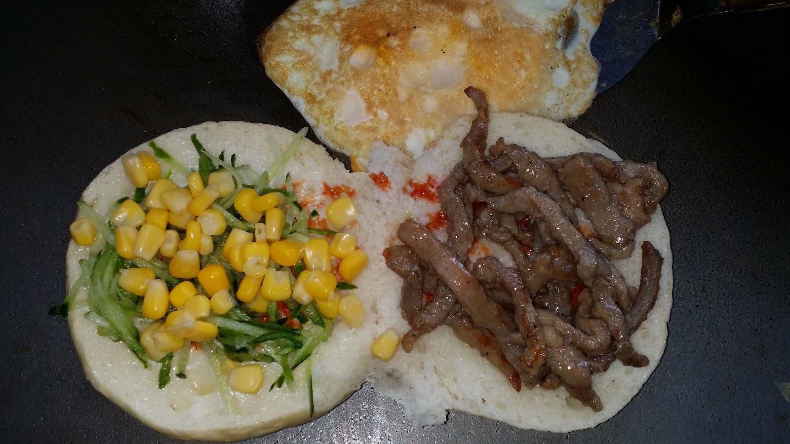 傳香飯糰 玉米蔬菜與滷肉內餡特寫
