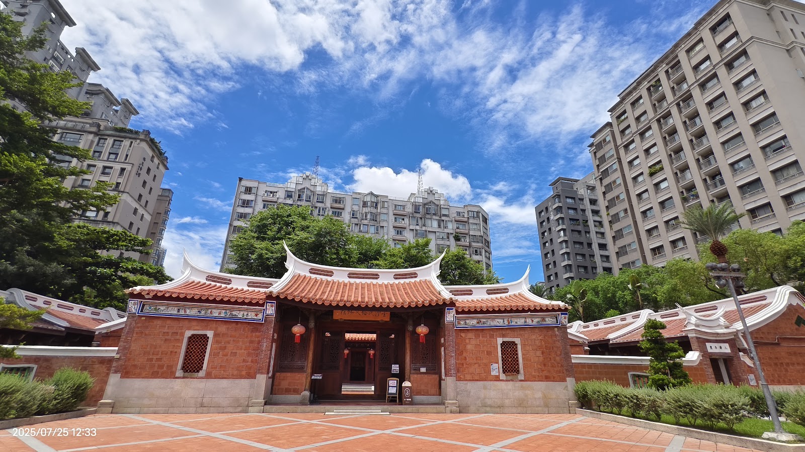 台中民俗公園假日文創市集與戶外活動，廣場熱鬧人潮