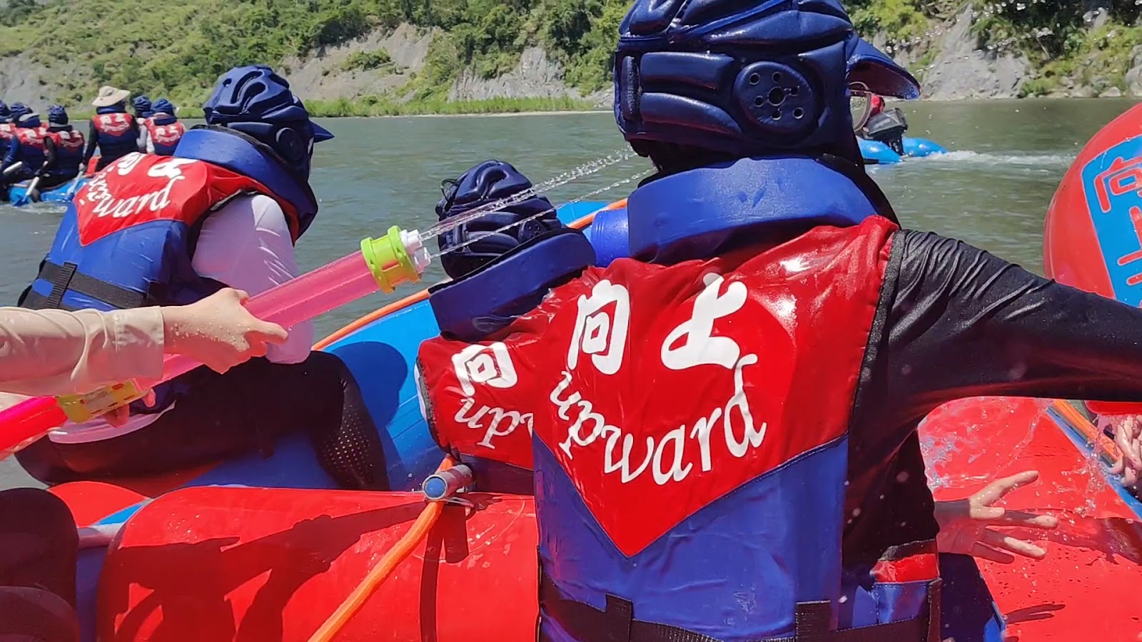 秀姑巒溪泛舟水戰,旅客拿水槍互噴玩得不亦樂乎