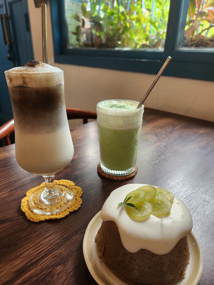 拿鐵抹茶牛奶與水果戚風蛋糕