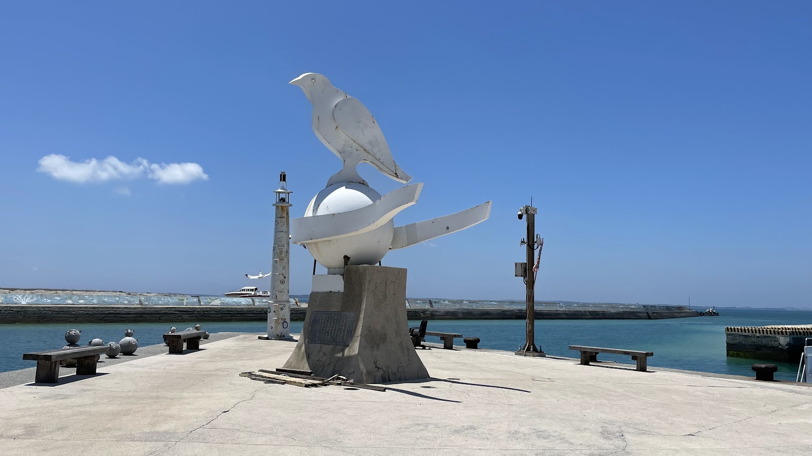 鳥嶼斜塔老鳥地標，白色海鳥造型雕塑立於漁港