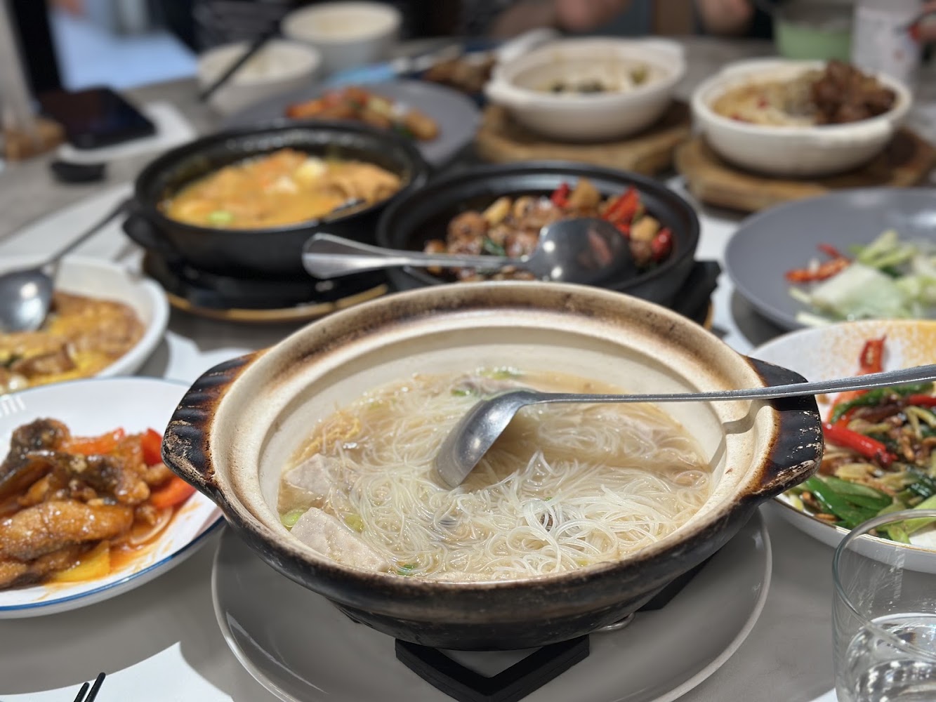 丰禾台北南京東店中式餐桌與米粉湯